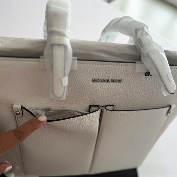 Michael Kors Jet Set Tote - Picture 2 of 9